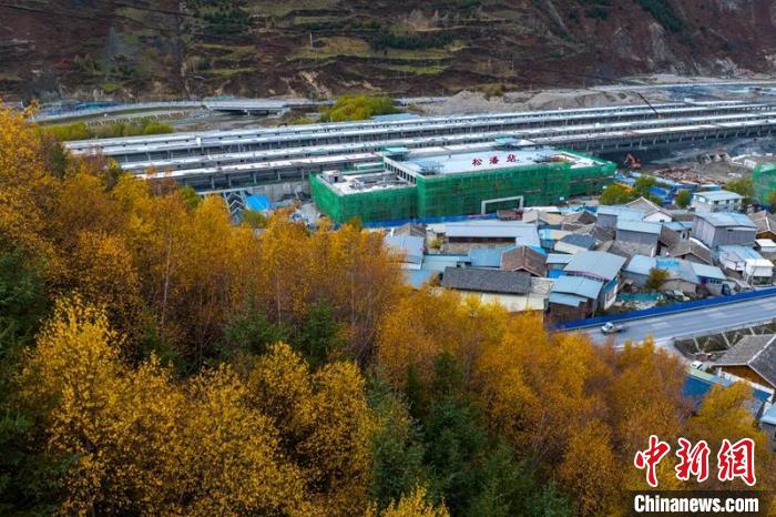 正在建設的成蘭鐵路松潘站?！⒅铱?攝