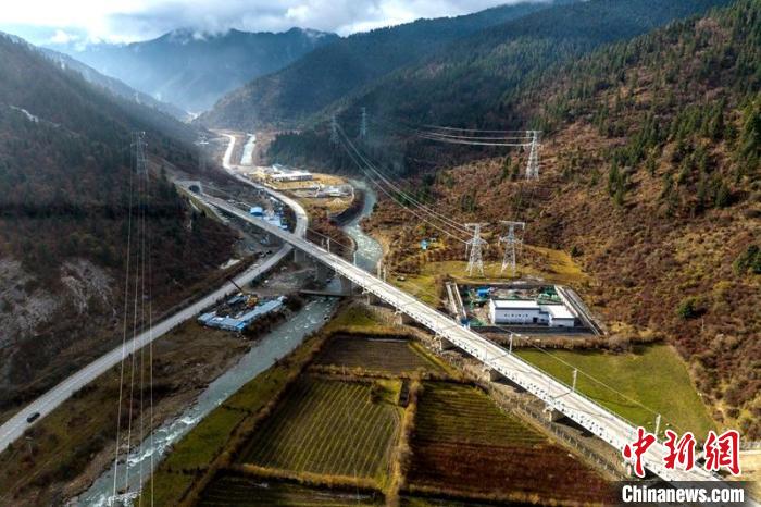 穿越山谷的成蘭鐵路川主寺至黃勝關段?！⒅铱?攝
