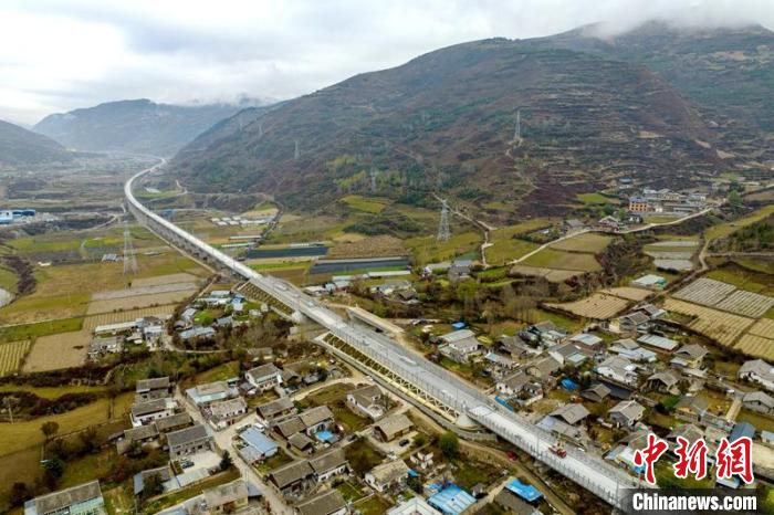 成蘭鐵路松潘右所屯岷江雙線特大橋?！⒅铱?攝