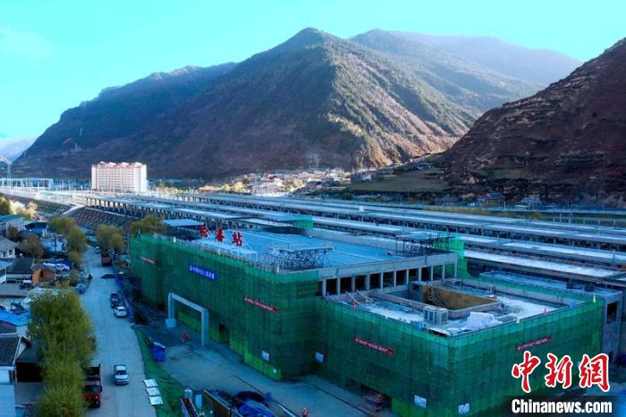 正在建設中的成蘭鐵路松潘站。　劉忠俊 攝