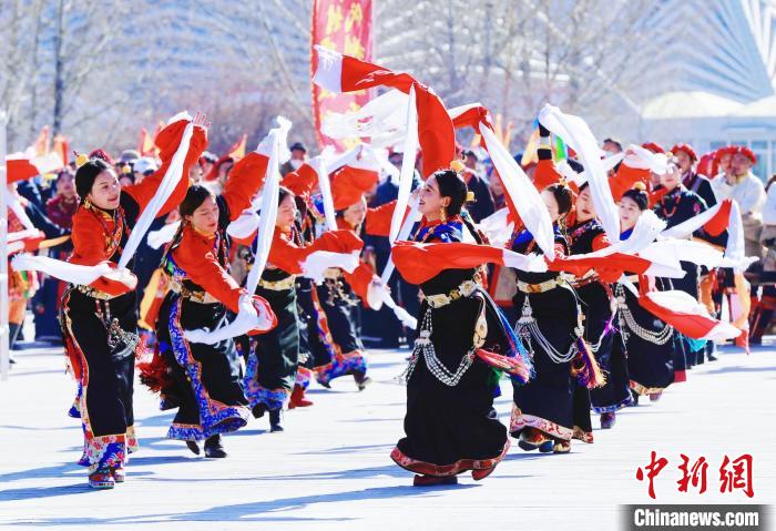 圖為玉樹群眾在廣場內載歌載舞。　馬銘言 攝