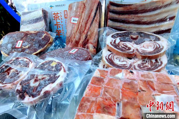 圖為前來參展的柴達(dá)木肉類。　李雋 攝