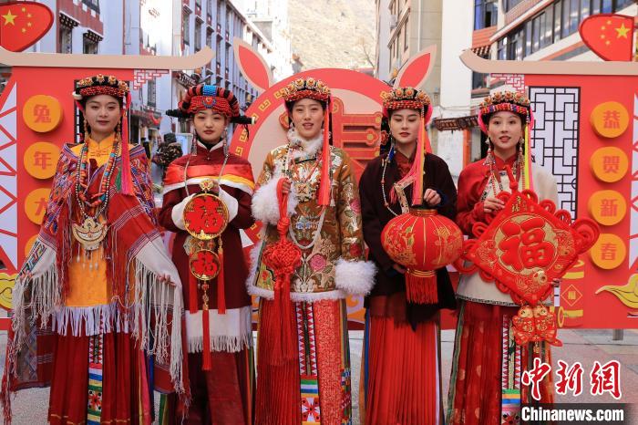丹巴美女送祝福，迎新年?！±钣腊?攝