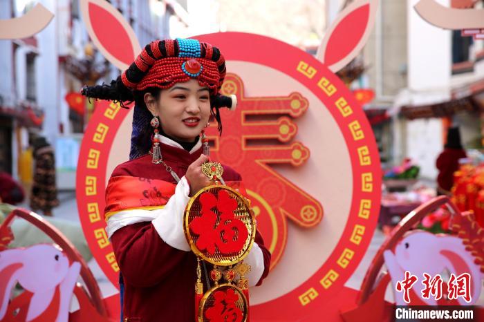 身著嘉絨藏族服飾的丹巴女孩送祝福?！〖o 攝