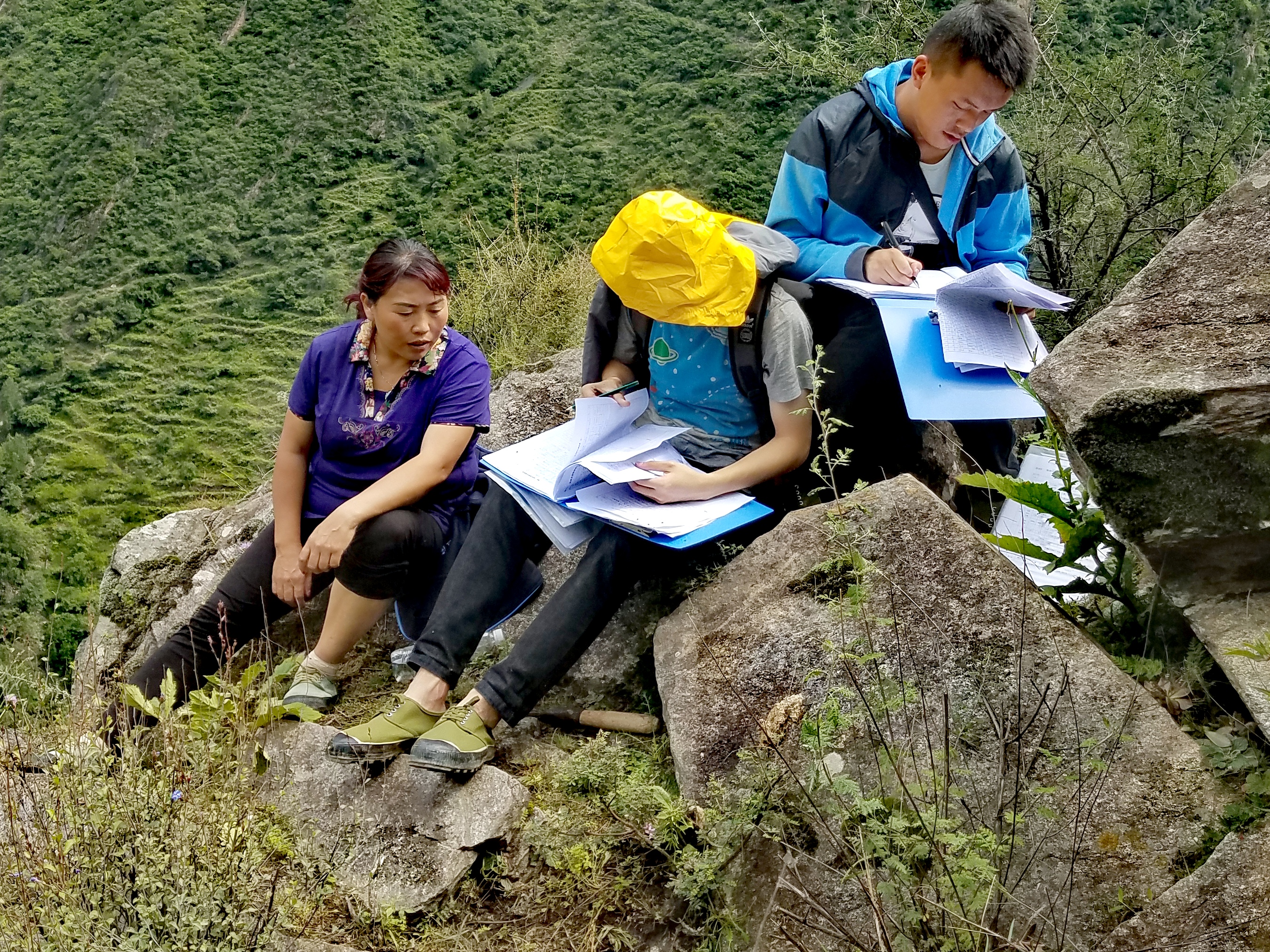　2022年，余德春(左)協(xié)助排查震后地質(zhì)災(zāi)害隱患點(diǎn)。(圖為余德春提供)