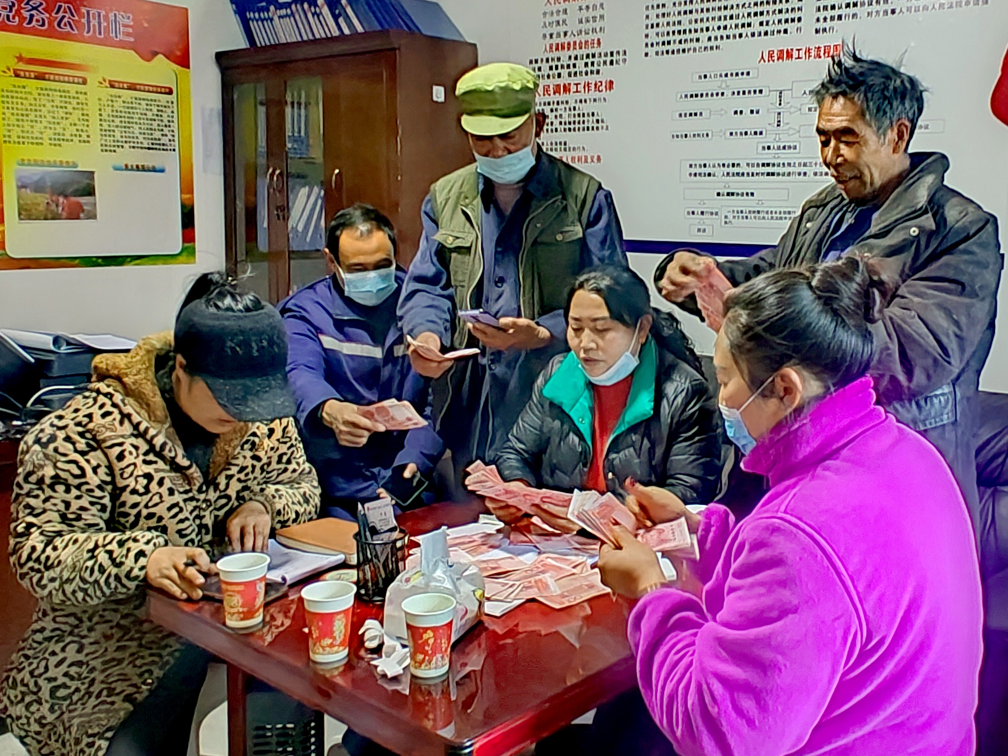 2022年，余德春給村民分紅。(圖為余德春提供)