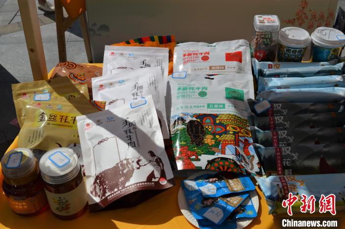 推介活動上的農(nóng)特產(chǎn)品展示?！≈炝杞?攝