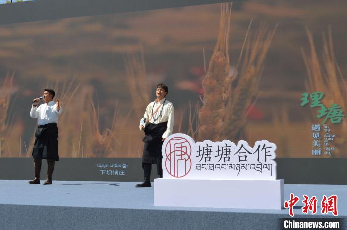 “康巴漢子”現(xiàn)場獻(xiàn)唱。　朱凌捷 攝