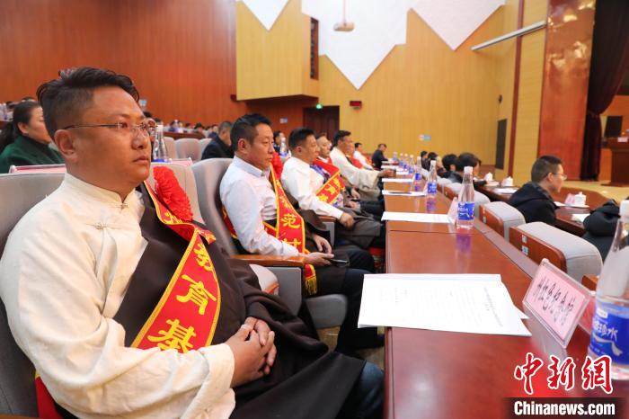 圖為玉樹州民族團(tuán)結(jié)進(jìn)步創(chuàng)建工作推進(jìn)會(huì)現(xiàn)場(chǎng)?！『F龍 攝