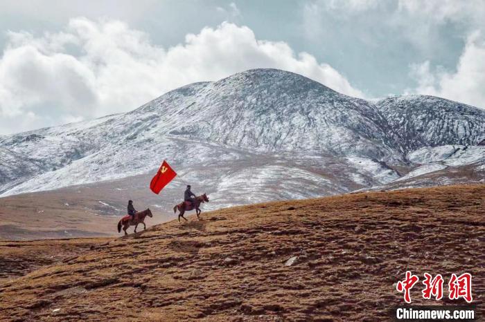 圖為青海省治多縣索加鄉(xiāng)干部群眾。(資料圖) 治多縣委宣傳部 供圖