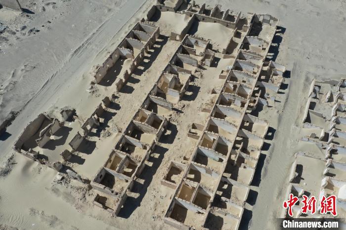 航拍青海省海西蒙古族藏族自治州茫崖市冷湖石油工業(yè)遺址保護(hù)區(qū)。　馬銘言 攝