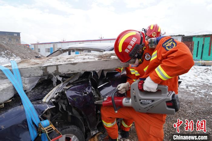 圖為地震實(shí)戰(zhàn)拉動(dòng)現(xiàn)場(chǎng)，參演人員進(jìn)行車(chē)輛破拆?！∮駱?shù)消防供圖
