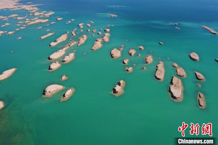 航拍青海大柴旦烏素特水上雅丹奇特景觀?！●R銘言 攝