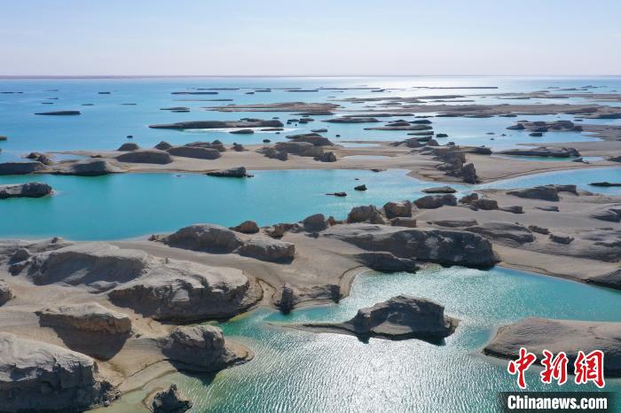 航拍青海大柴旦烏素特水上雅丹奇特景觀?！●R銘言 攝