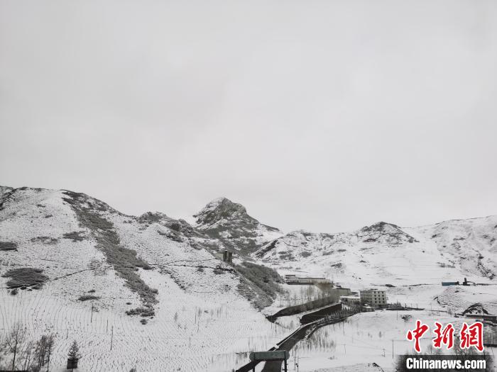圖為青海省東南部的青沙山區(qū)域銀裝素裹?！?zhí)砀?攝