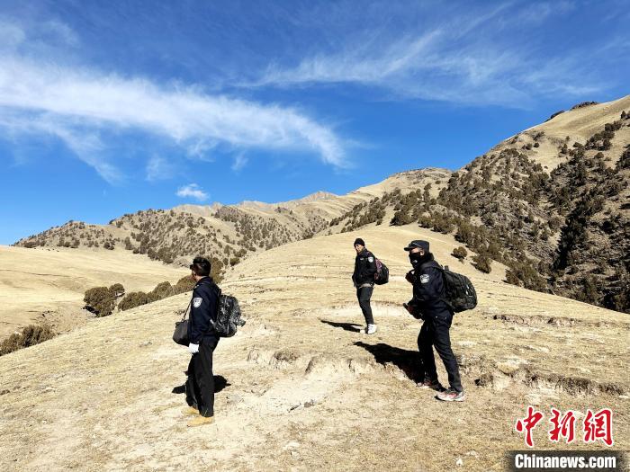 圖為生態(tài)管護人員開展巡護。　丁巴達杰 攝