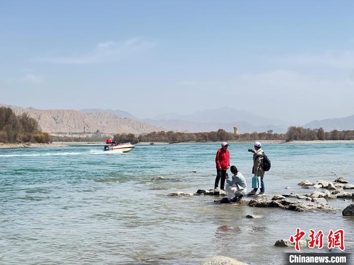 圖為游客在黃河岸畔游玩，并與黃河合影留念?！∑钤鲚?攝