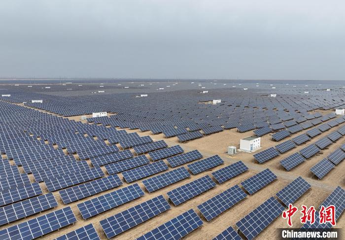 圖為航拍青海省海南藏族自治州共和縣塔拉灘光伏產(chǎn)業(yè)園?！∑钤鲚?攝