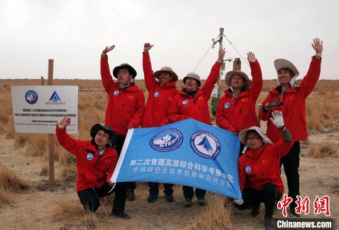 經(jīng)過不懈努力，格爾木濕地站終于建成，第二次青藏科考中科院空天院分隊(duì)向航拍無人機(jī)揮手合影。　<a target='_blank' href='/'><p  align=