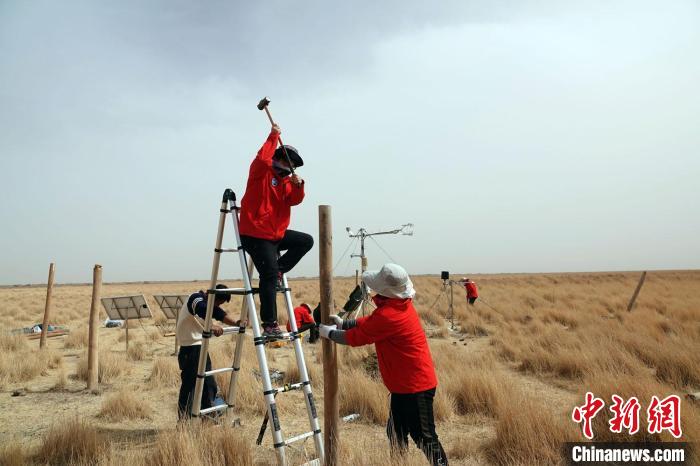 格爾木濕地站建設(shè)過程中，第二次青藏科考中科院空天院分隊(duì)隊(duì)員揮錘安裝防護(hù)欄?！?lt;a target='_blank' href='/'><p  align=