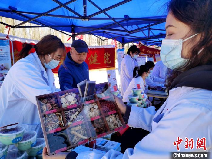 圖為中藥展示。　張?zhí)砀?攝