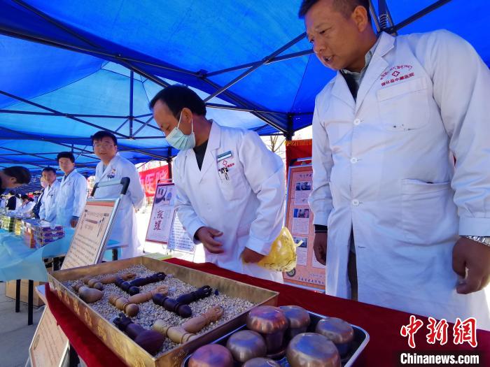 圖為青海省循化縣的國家級非遺項目尤闕療法的器械展示?！?zhí)砀?攝