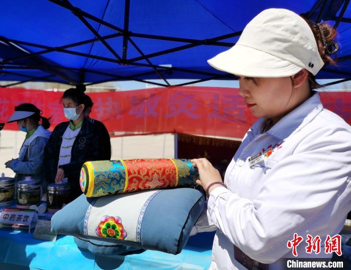 圖為青海省互助縣的中藥枕頭?！?zhí)砀?攝