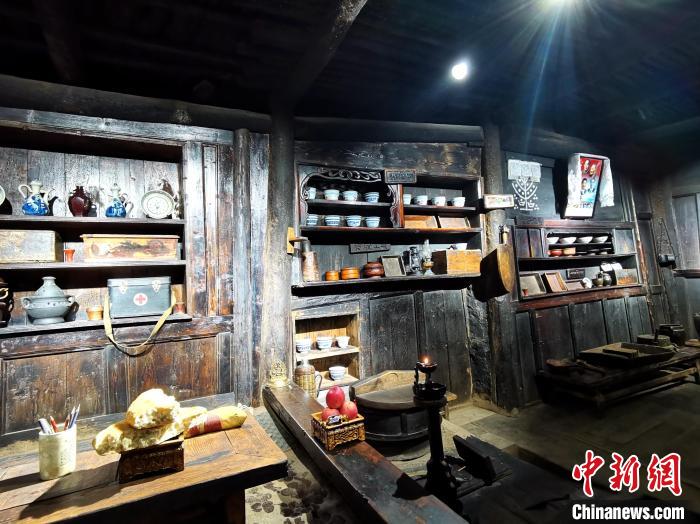 圖為古堡內(nèi)生活場景展示?！?zhí)砀?攝