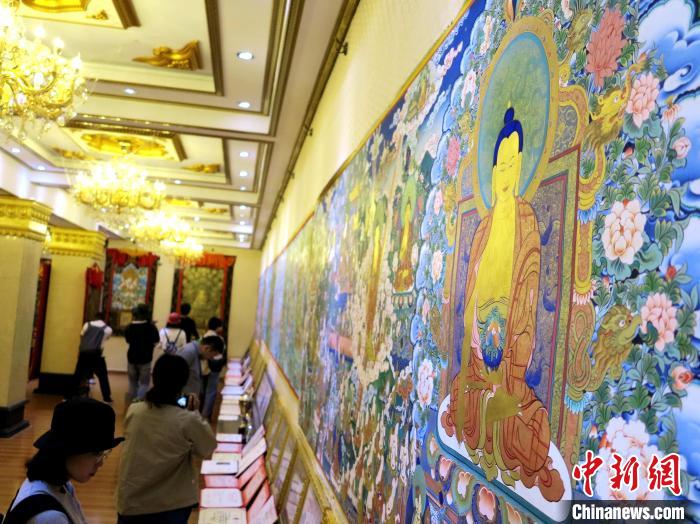 圖為熱貢龍樹(shù)畫(huà)苑內(nèi)的唐卡?！?zhí)砀?攝