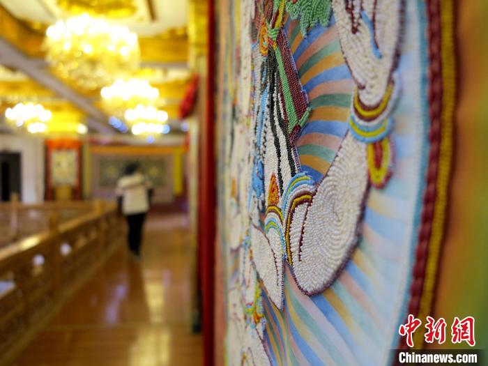 圖為黃南州同仁市熱貢龍樹(shù)畫(huà)苑內(nèi)的珍珠唐卡?！?zhí)砀?攝