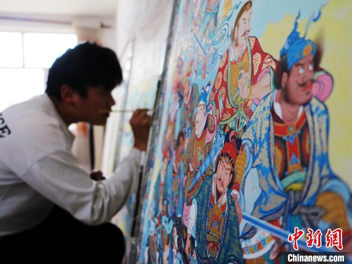圖為熱貢龍樹(shù)畫(huà)苑內(nèi)的學(xué)徒繪畫(huà)唐卡?！?zhí)砀?攝