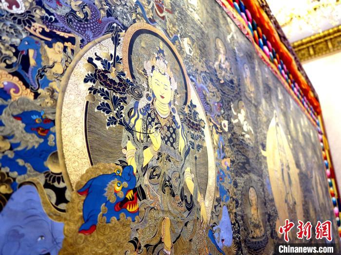 圖為熱貢龍樹(shù)畫(huà)苑內(nèi)的唐卡?！?zhí)砀?攝
