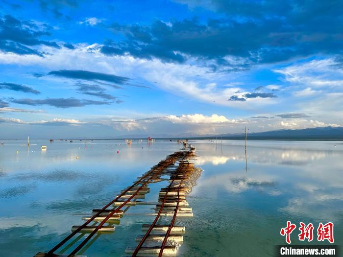 圖為茶卡鹽湖景區(qū)風(fēng)光?！⒀?攝