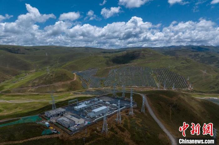 航拍建成投運的柯拉一期光伏電站升壓站?！⒅铱?攝