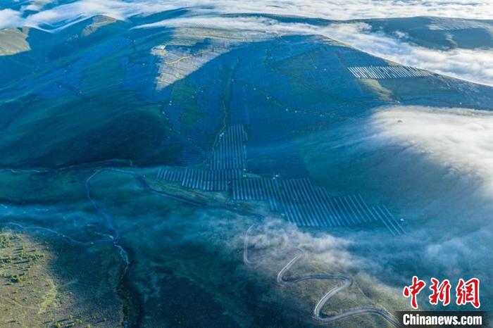 云霧下的柯拉一期光伏電站場一角?！⒅铱?攝