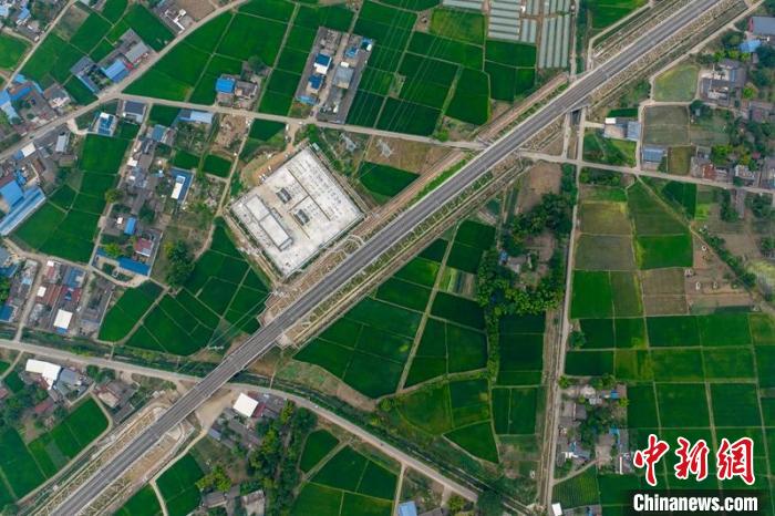 空中俯瞰綿竹牽引變電所和川青鐵路成黃段鐵路線?！⒅铱?攝