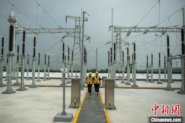 工作人員正在綿竹牽引變電所內(nèi)巡查設(shè)備受電運行情況。　劉忠俊 攝