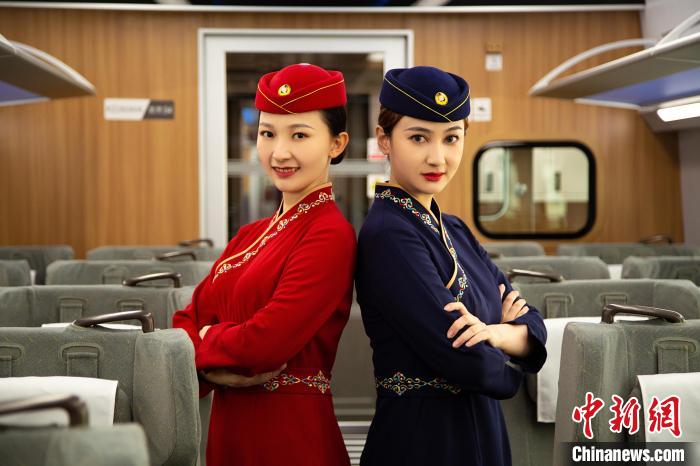 圖為整體色彩以“深藏青”和“喇嘛紅”為主調(diào)的西格段“復(fù)興號”動車組乘務(wù)員新制服?！±罾?攝