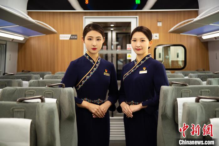 圖為整體色彩以“深藏青”為主調(diào)的西格段“復(fù)興號”動車組乘務(wù)員新制服?！±罾?攝
