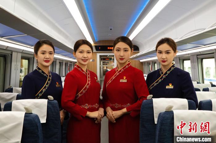圖為整體色彩以“深藏青”和“喇嘛紅”為主調(diào)的西格段“復(fù)興號”動車組乘務(wù)員新制服?！±罾?攝