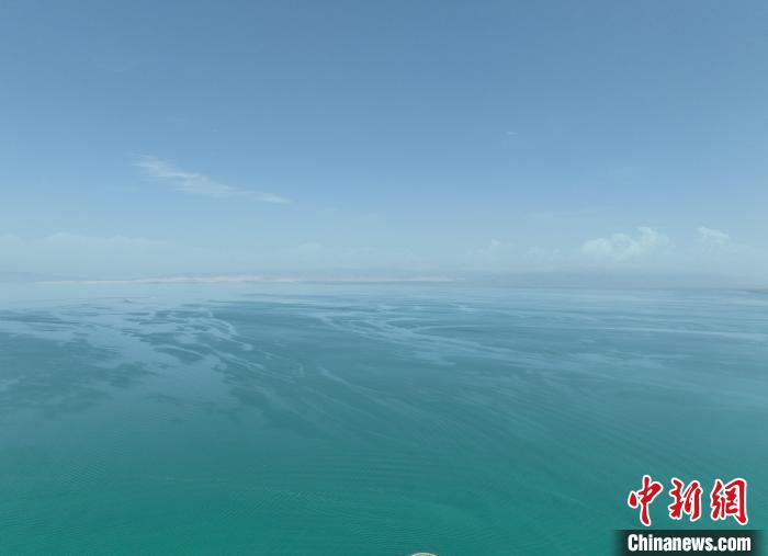 圖為航拍仲夏時(shí)節(jié)，青海湖水天一色?！∑钤鲚?攝