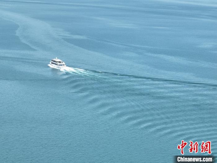 圖為航拍仲夏時(shí)節(jié)，青海湖湖水碧波蕩漾?！∑钤鲚?攝