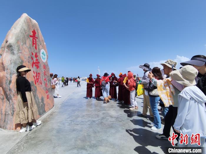 圖為航拍青海湖美景引游客拍照打卡?！∑钤鲚?攝