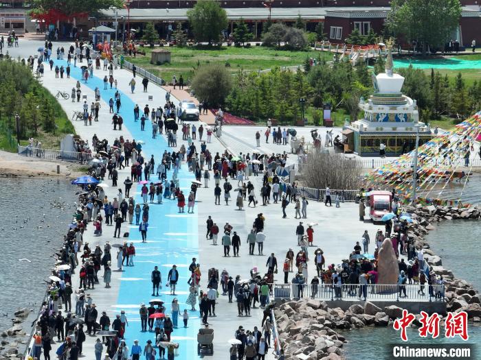 圖為航拍青海湖二郎劍景區(qū)游客眾多。　祁增蓓 攝