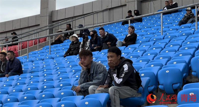 現(xiàn)場觀看“州超”的觀眾。人民網(wǎng) 劉沛然攝