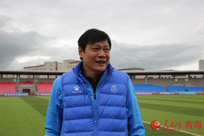 中場休息時與球員交流的范志毅。人民網(wǎng) 馬可欣攝