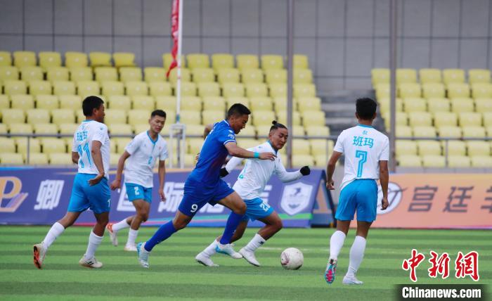 圖為班瑪隊(duì)(白)與達(dá)日隊(duì)在球場(chǎng)進(jìn)行比拼?！●R銘言 攝