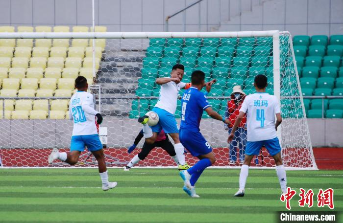 圖為班瑪隊(duì)(白)與達(dá)日隊(duì)在球場(chǎng)進(jìn)行比拼。　馬銘言 攝