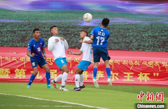 圖為班瑪隊(duì)(白)與達(dá)日隊(duì)在球場(chǎng)進(jìn)行比拼?！●R銘言 攝