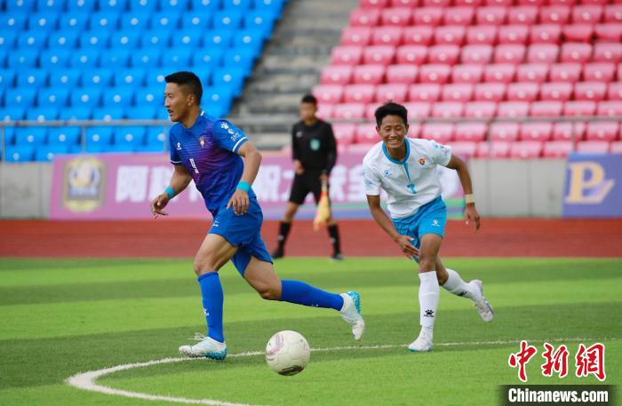 圖為班瑪隊(duì)(白)與達(dá)日隊(duì)隊(duì)員在球場(chǎng)感受快樂(lè)足球?！●R銘言 攝